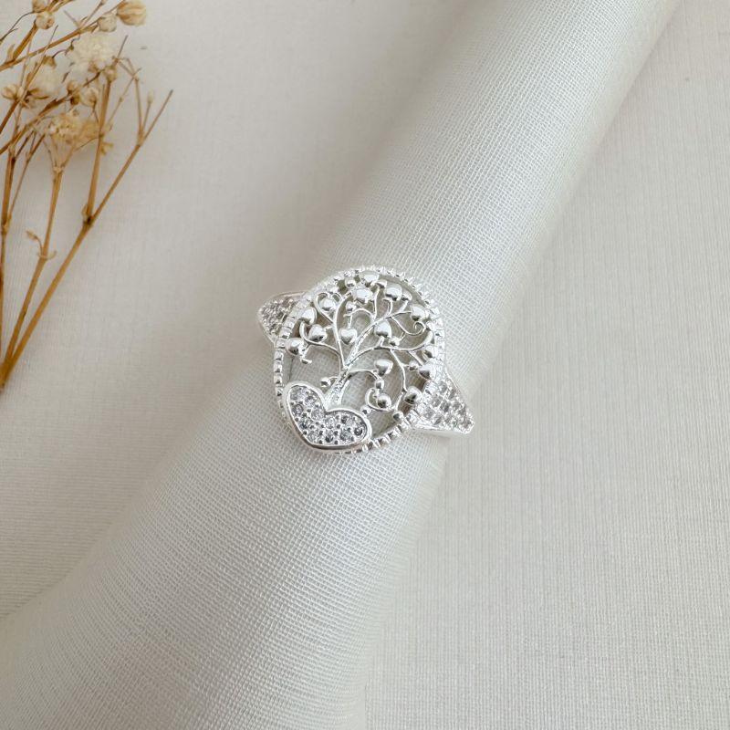 03.2493.1.S - (22) Anel oval com árvore lisa e coração cravejado em aro cravejado na lateral