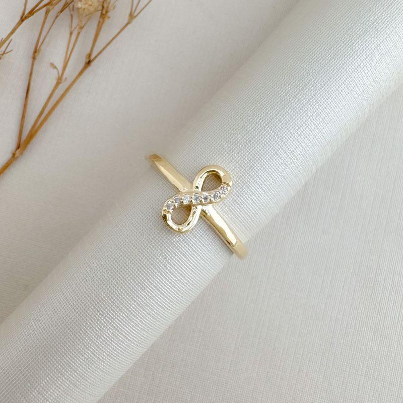 03.2494.1.O - (14) Anel de infinito vertical com um lado cravejado em aro liso