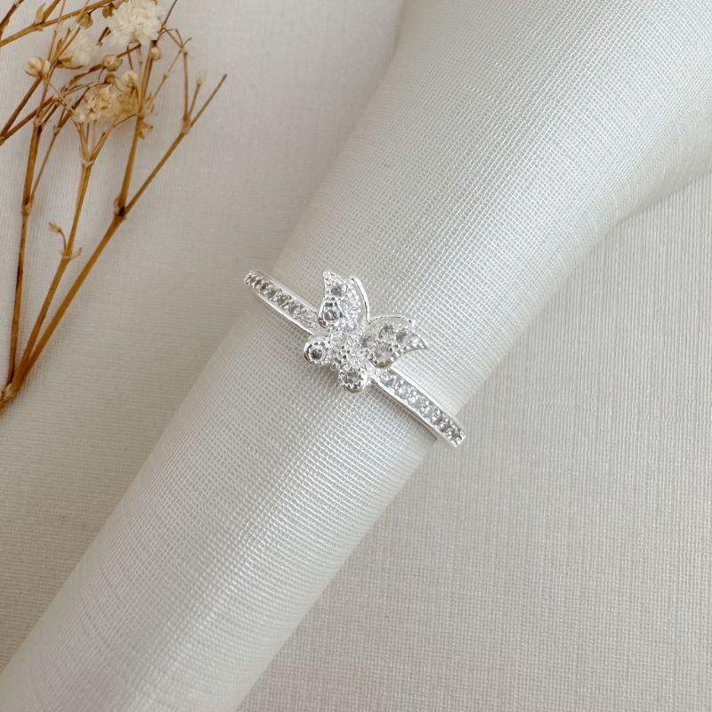 03.2495.1.S - (20) Anel de borboleta desenhada e cravejada em aro estilo aparador cravejado