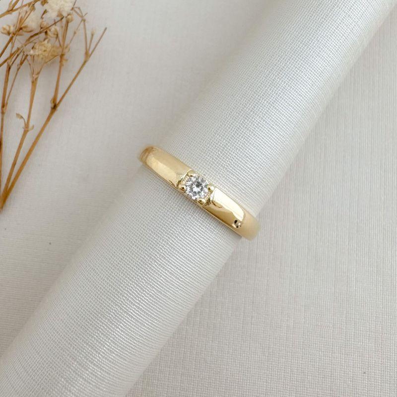 03.2496.1.O - (19) Anel de aro largo liso com um ponto de luz central