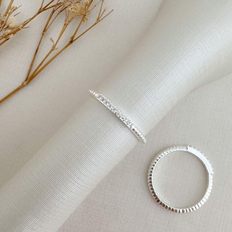 03.2498.1.S - (16) Anel de aro em efeito espiral com uma linha cravejada de nove zircônias