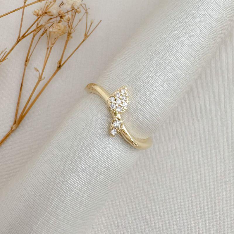 03.2499.1.O - (14) Anel de aro ondulado com duas gotas cravejadas