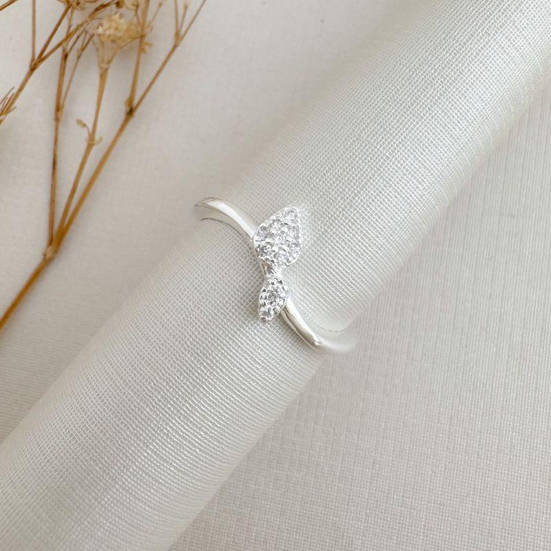 03.2499.1.S - (18) Anel de aro ondulado com duas gotas cravejadas