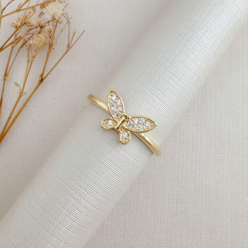 03.2500.1.O - (17) Anel de borboleta em navete cravejada em aro liso