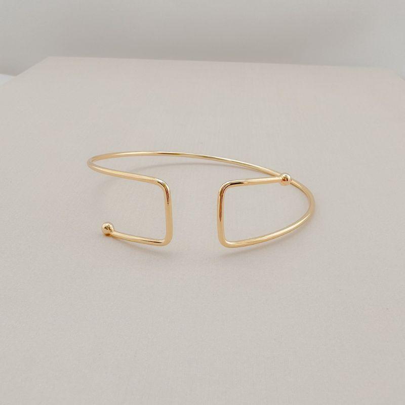 04.0209.0.O - Bracelete aberto de tubo circular liso com pontas em quadrado