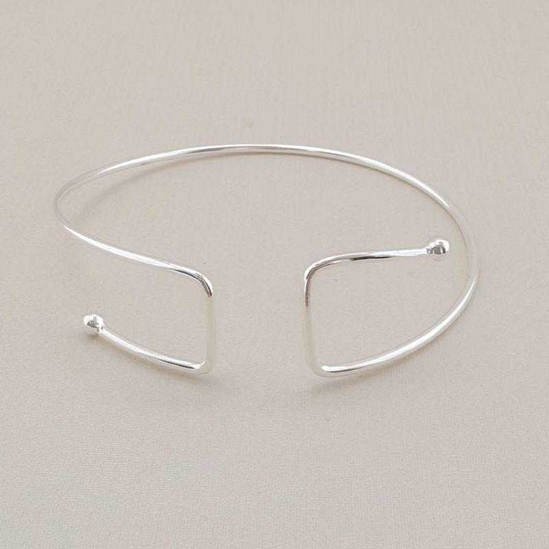 04.0209.0.S - Bracelete aberto de tubo circular liso com pontas em quadrado