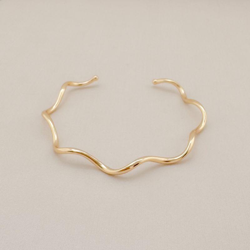 04.0210.0.O - Bracelete aberto de tubo circular em efeito ondas espirais