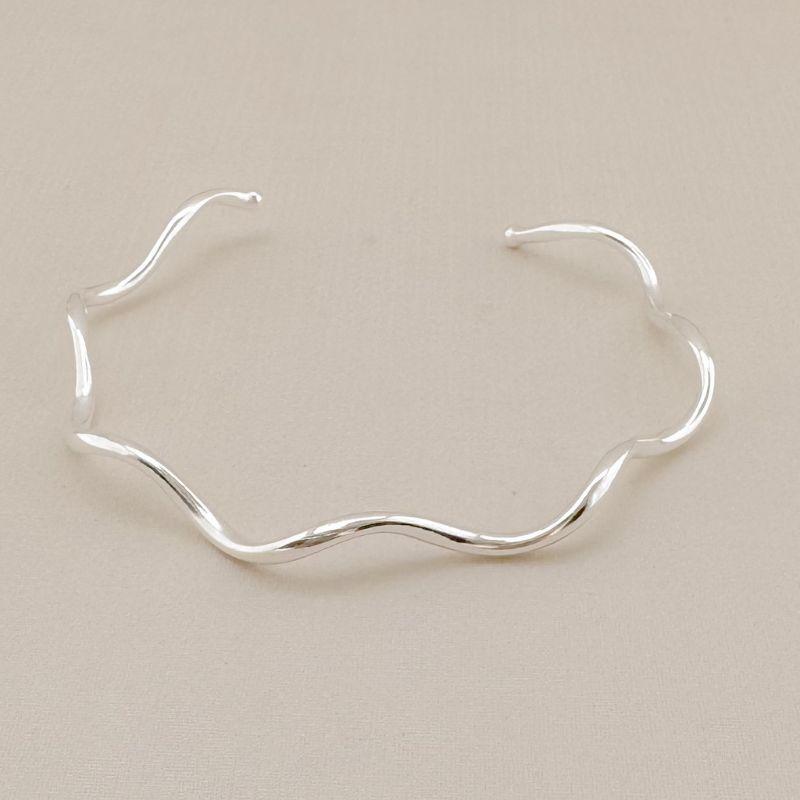 04.0210.0.S - Bracelete aberto de tubo circular em efeito ondas espirais