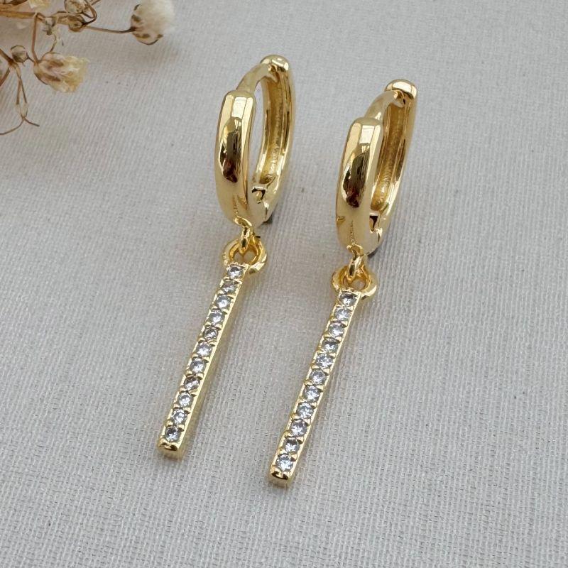 05.2931.1.O - Argola classica lisa arredondada com pingente de barra cravejada