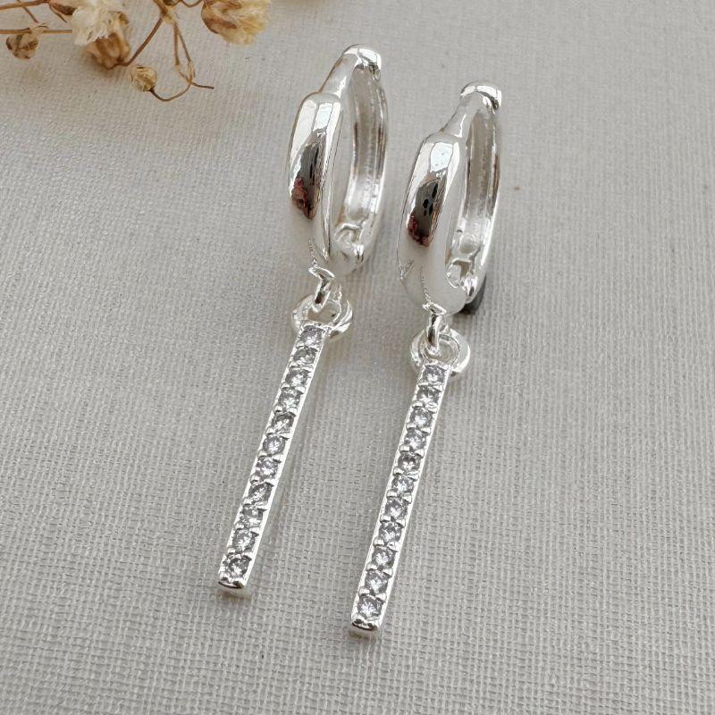 05.2931.1.S - Argola classica lisa arredondada com pingente de barra cravejada