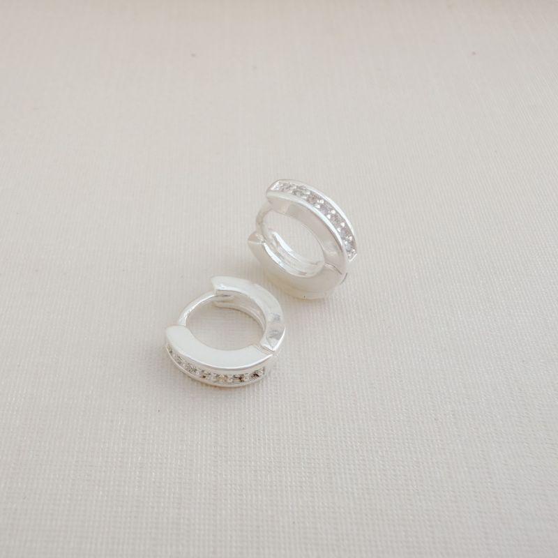 05.3046.1.S (V1) Argola tradicional PP (9mm) com uma fileira de zircônia e borda levemente elevada