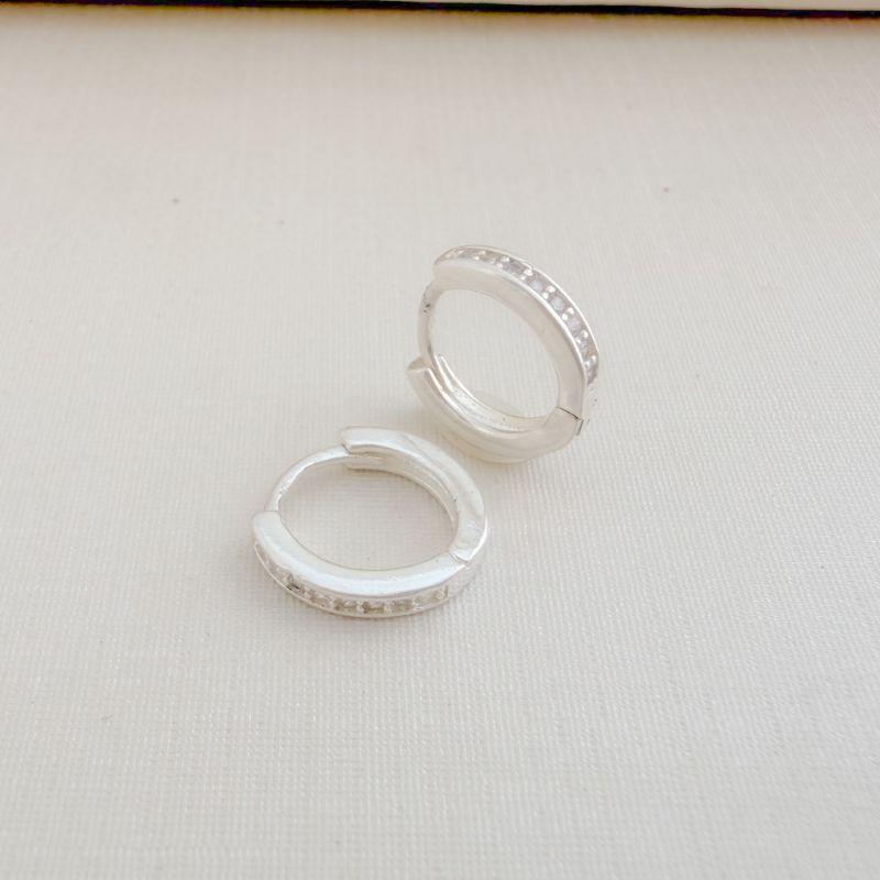 05.3055.1.S - (V1) Argola tradicional M (11mm) com uma fileira de zircônia e borda levemente elevada