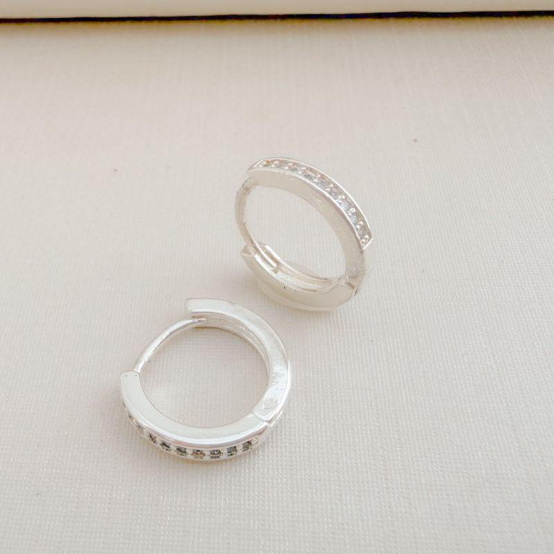 05.3056.1.S - (V1) Argola tradicional G (14mm) com uma fileira de zircônia e borda levemente elevada