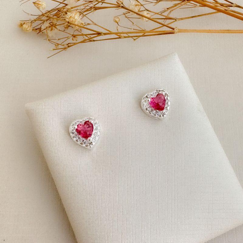 07.2724.6.S - Brinco em formato de coração de 8mm com uma linha de cravação em aura