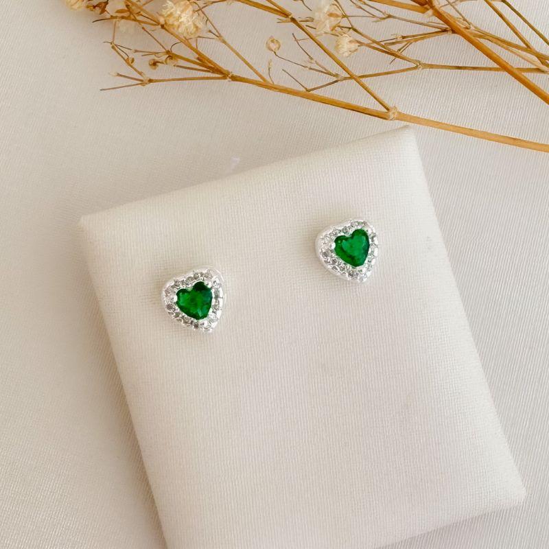 07.2724.5.S - Brinco em formato de coração de 8mm com uma linha de cravação em aura