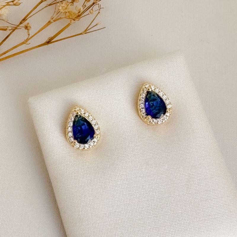 07.2725.4.O - Brinco de formato gota em 11mm com uma linha de cravação em aura