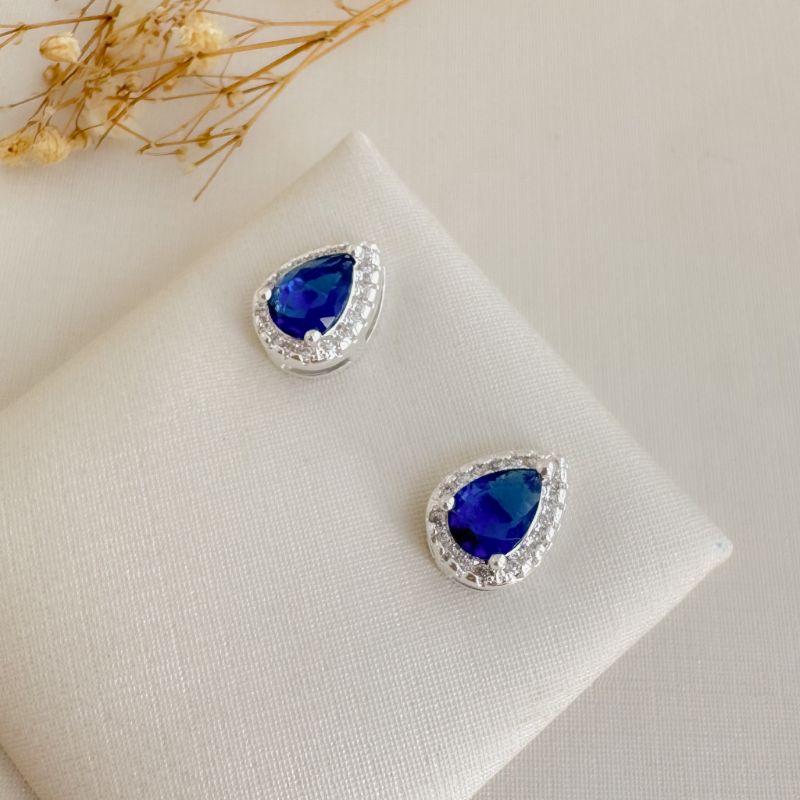 07.2725.4.S - Brinco de formato gota em 11mm com uma linha de cravação em aura