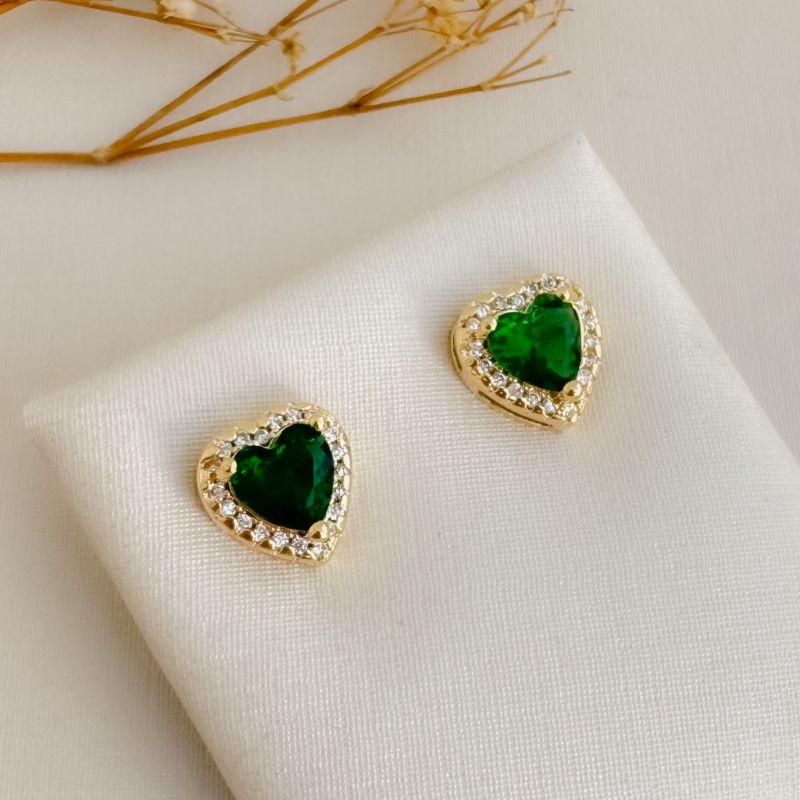 07.2726.5.O - Brinco em formato coração de 9mm com uma linha de cravação em aura