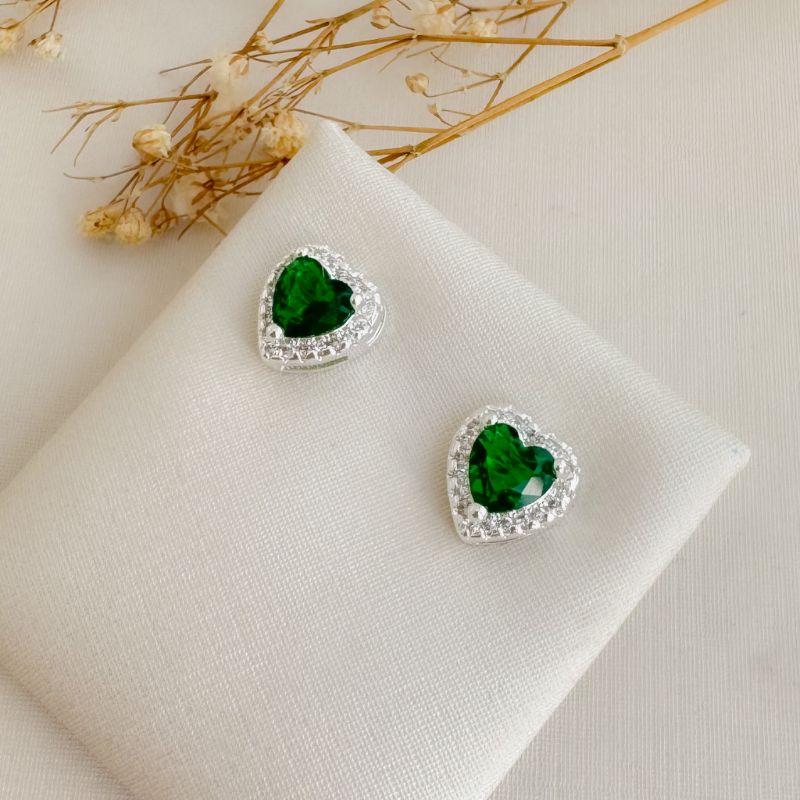 07.2726.5.S - Brinco em formato coração de 9mm com uma linha de cravação em aura