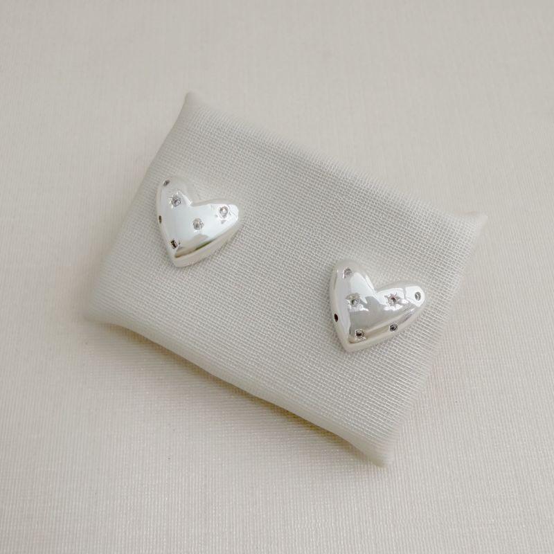 07.2729.1.S - Brinco de formato coração arredondado com cravação estrelas