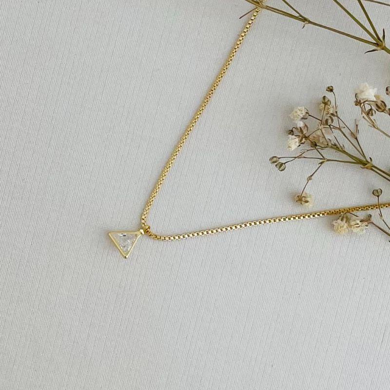 09.2122.1.O - (42) Colar veneziana com pingente ponto de luz triangular, extensor 10cm