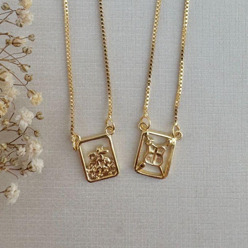 09.2134.0.O - (62) Escapulario de veneziana com imagens de escudo e São Jorge