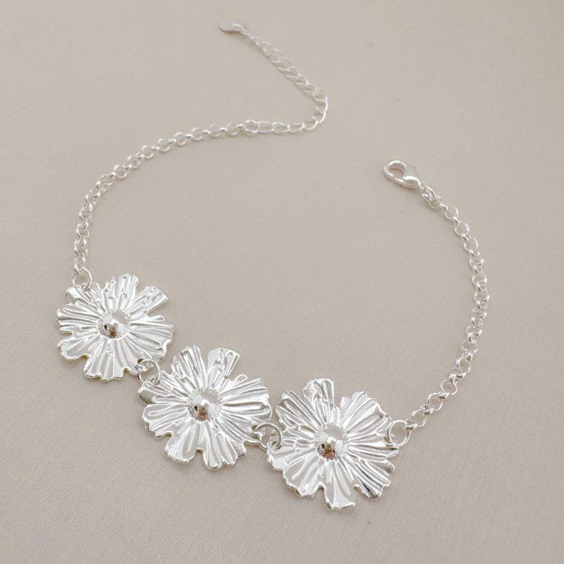 12.2117.0.S - Pulseira de elos portugueses com três flores em chapa lisas