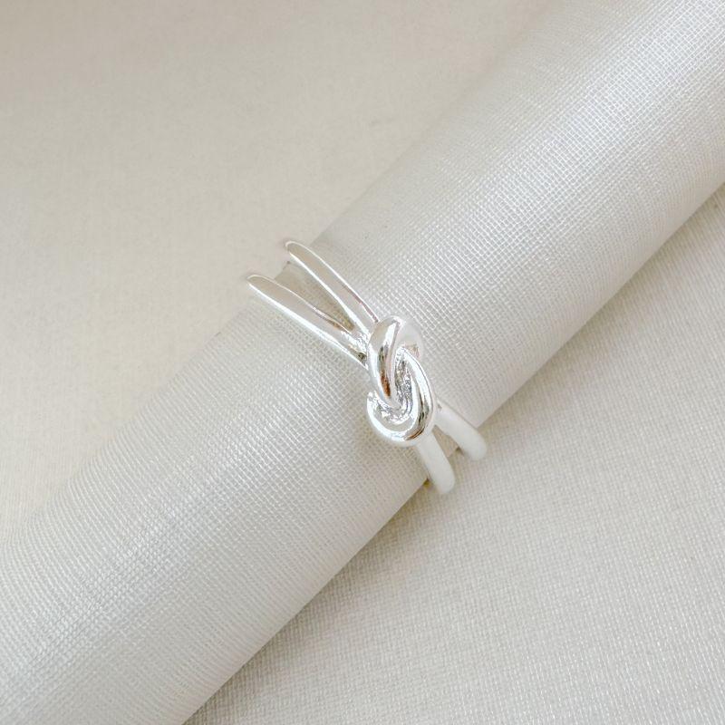 03.2506.0.S - (18) Anel de aro duplo com desenho nó liso central