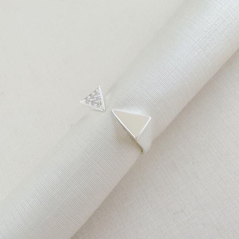 03.2509.1.S - (13 ao 16) Anel aberto de dois triângulos, um lios e um cravejado