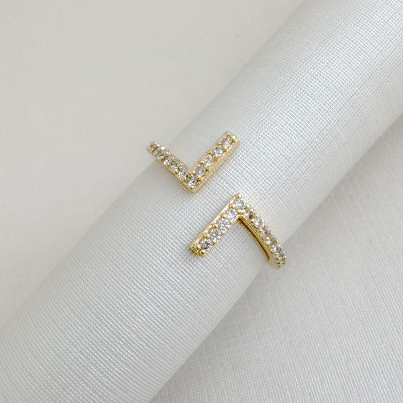 03.2515.1.O - (Reg 16) Anel se aro fino aberto com pontas em L cravejado