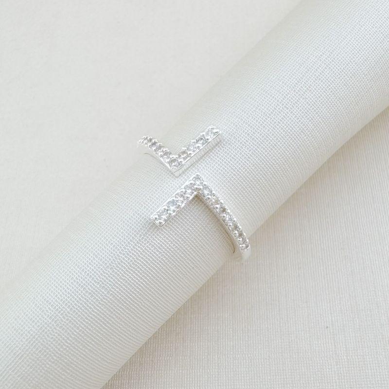 03.2515.1.S - (Reg 15) Anel se aro fino aberto com pontas em L cravejado