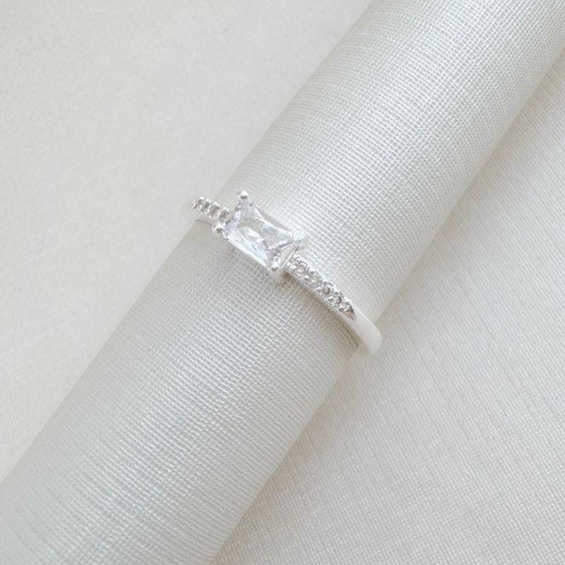 03.2516.1.S - (14) Anel solitário de pedra baguete com aro cravejado nas laterais