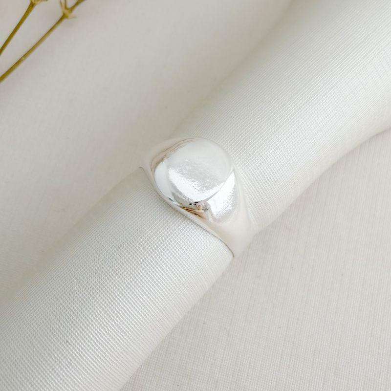 03.2518.0.S - (17) Anel de aro liso com parte central quadrado com borda circular liso