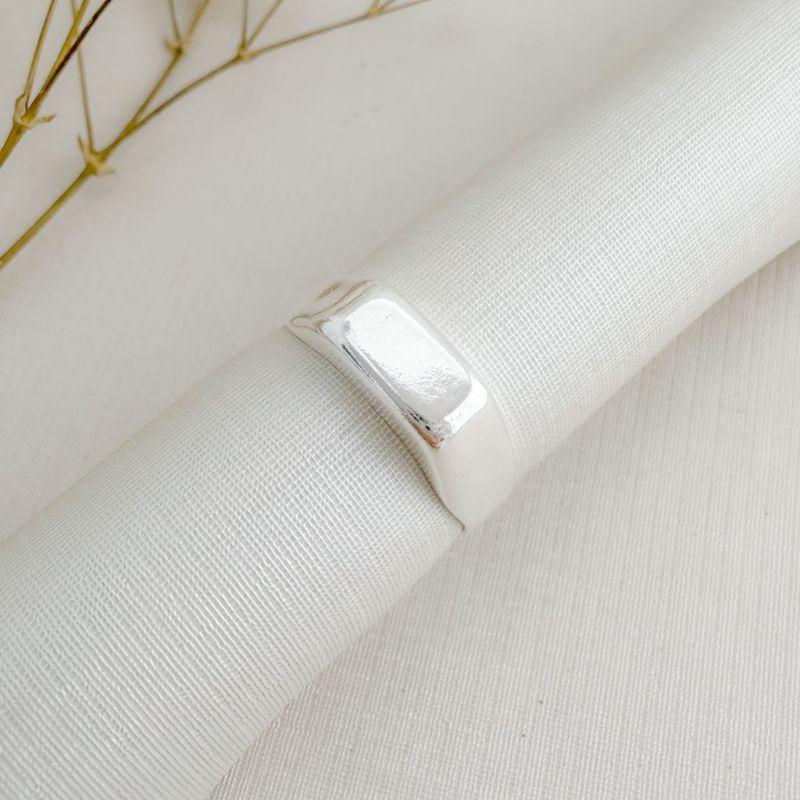 03.2519.0.S - (14) Anel de aro liso simples com central alto em retangular