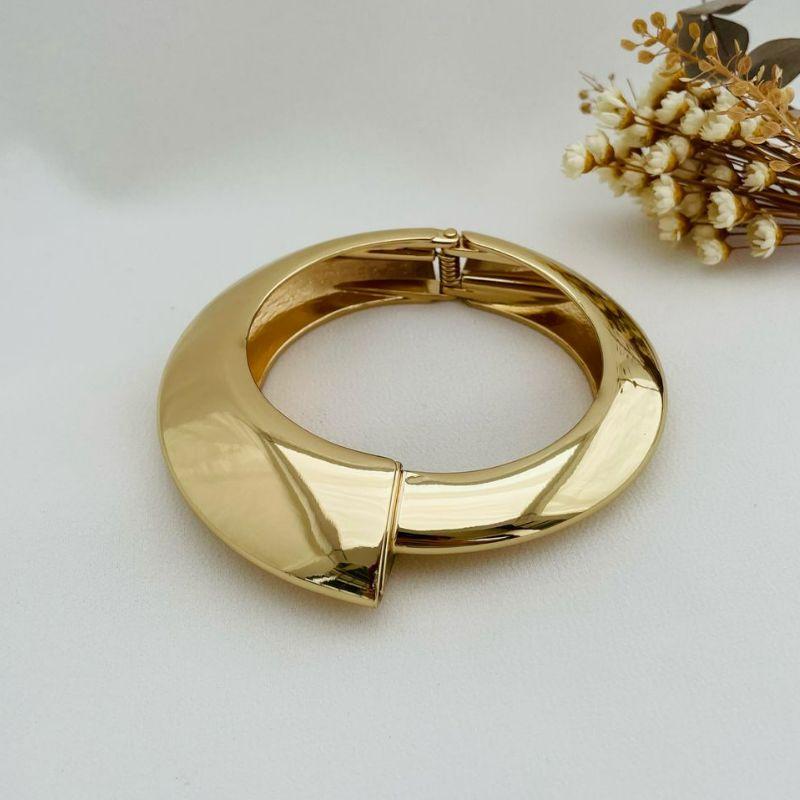 04.0190.0.O - Bracelete oval liso com efeito pico, um lado mais lato