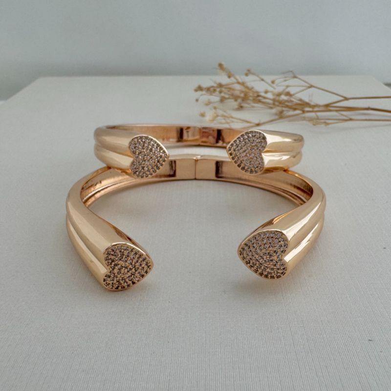 04.0200.1.O - Bracelete aberto de corações cravejados nas pontas