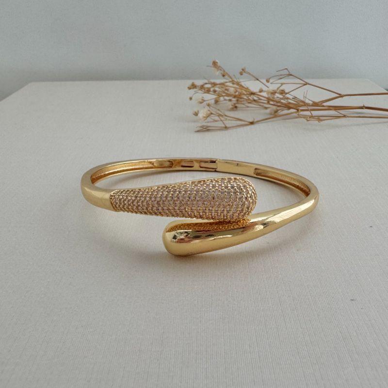 04.0201.1.O - Bracelete de duas gotas pequenas, uma lisa e outra cravejada