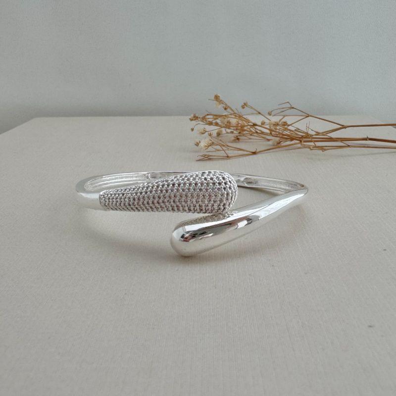 04.0201.1.S - Bracelete de duas gotas pequenas, uma lisa e outra cravejada