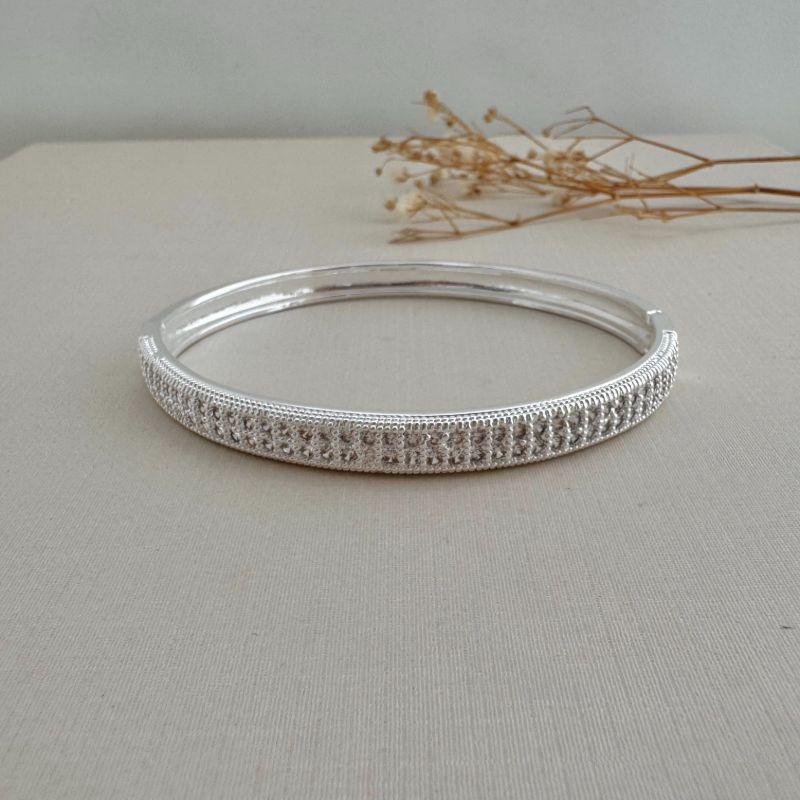 04.0204.1.S - Bracelete de duas linhas cravejadas com borda alta em efeito spikes