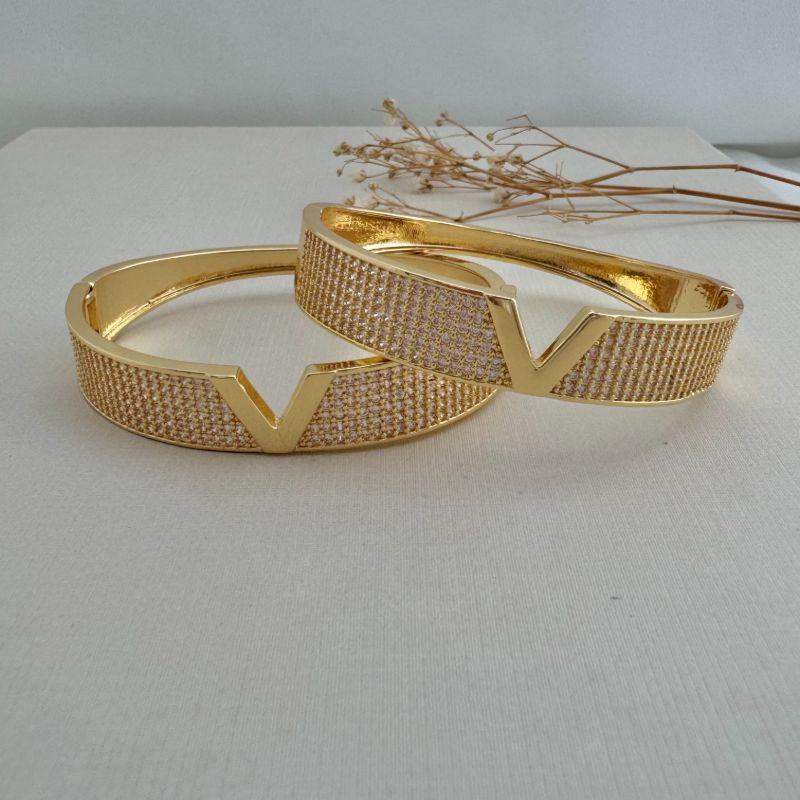 04.0206.1.O - Bracelete de seis linhas cravejadas com V liso central