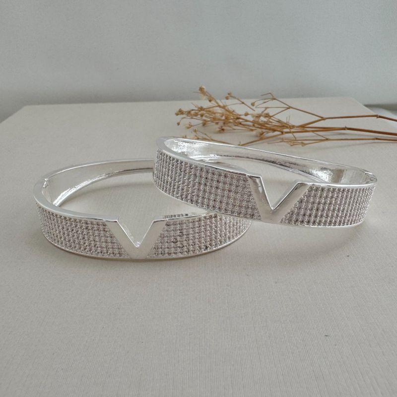 04.0206.1.S - Bracelete de seis linhas cravejadas com V liso central