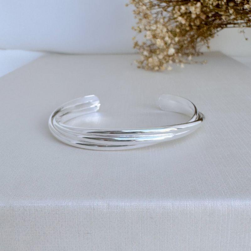 04.0207.0.S - Bracelete aberto de três barras lisas em efeito espiral