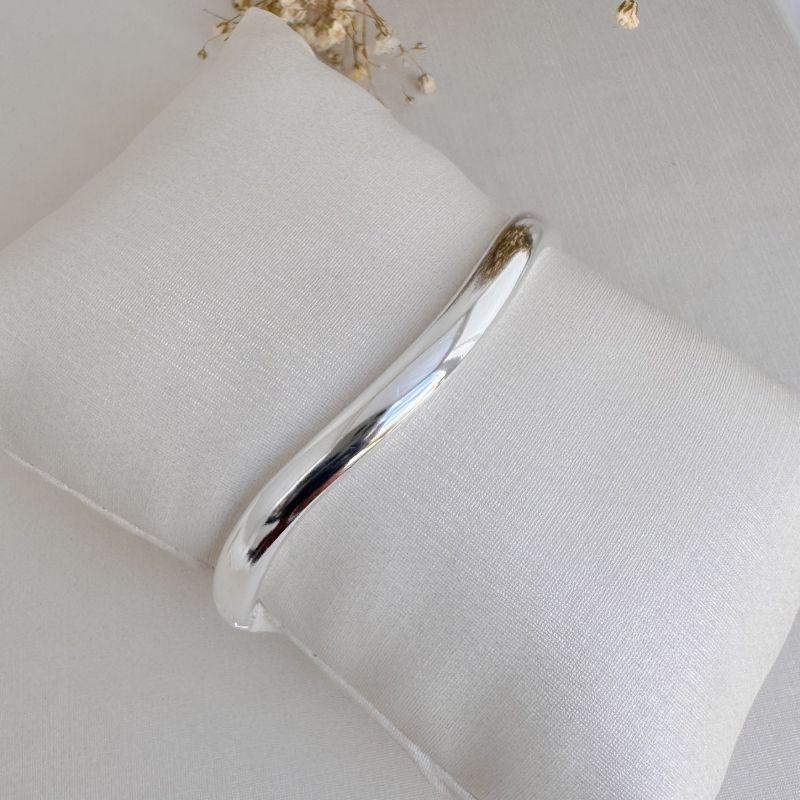 04.0208.0.S - Bracelete de barra polida lisa em efeito ondas