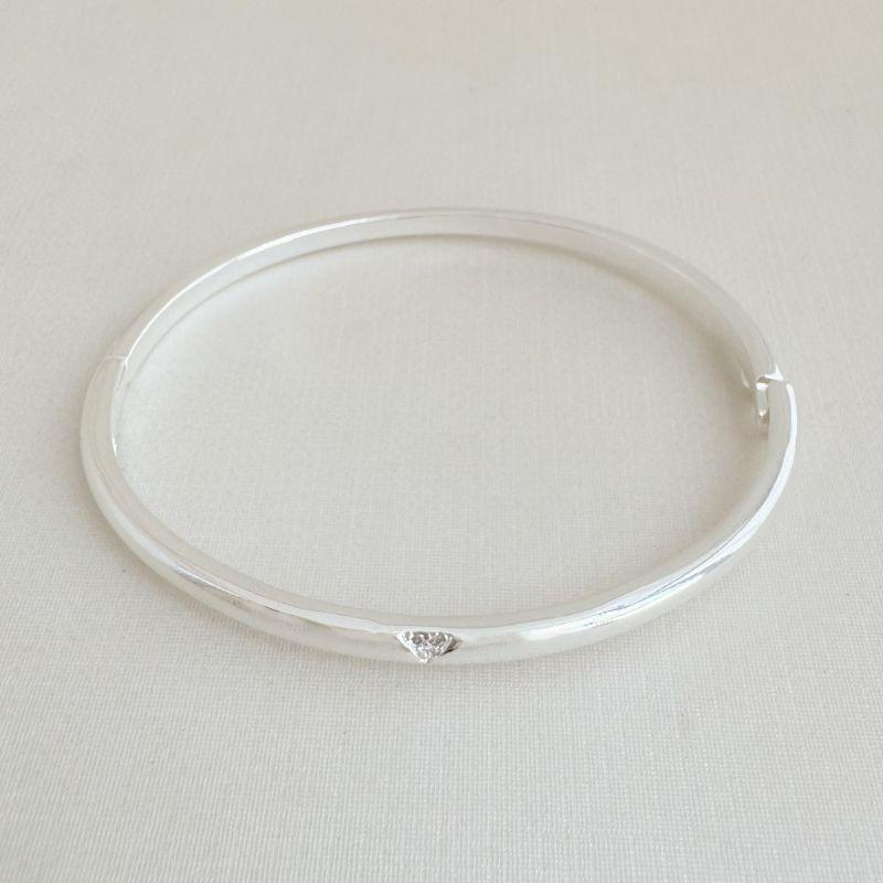 04.0213.1.S - Bracelete arredondado com pequeno triangulo cravejado