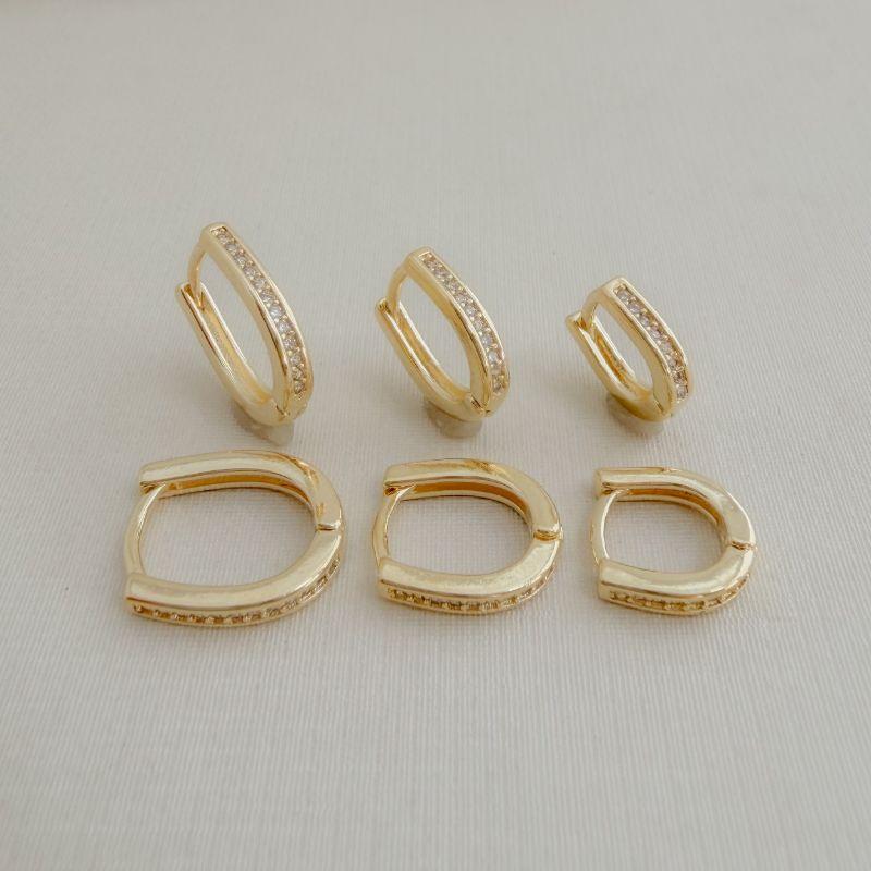 05.3061.1.O - Trio de argola em formato U com frente de uma coluna cravejada e borda lisa