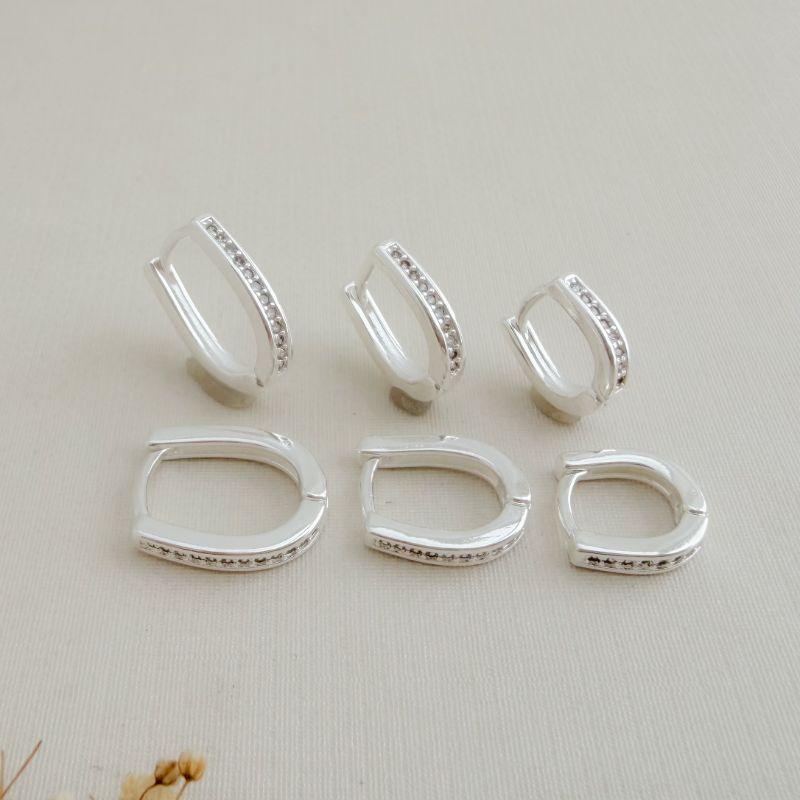 05.3061.1.S - Trio de argola em formato U com frente de uma coluna cravejada e borda lisa