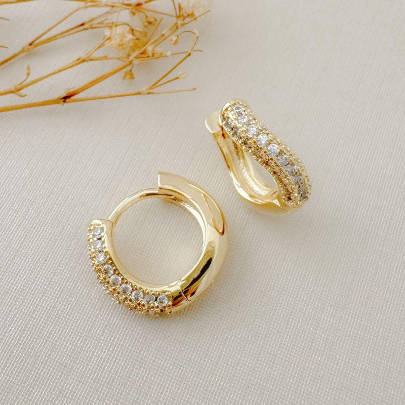 05.3064.1.O - (Tam.P) Argola circular em efeito ondulada de frente craveja da em três colunas