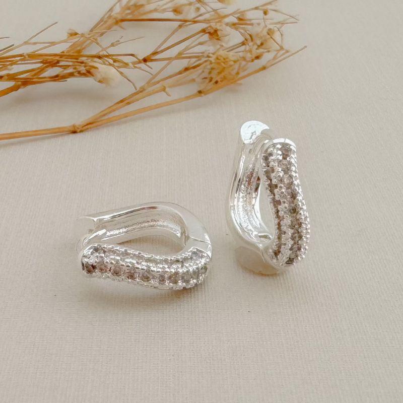 05.3064.1.S - (Tam.P) Argola circular em efeito ondulada de frente craveja da em três colunas