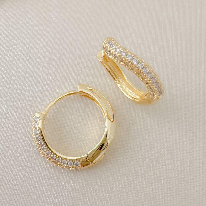 05.3065.1.O - (Tam.G) Argola circular em efeito ondulada de frente craveja da em três colunas