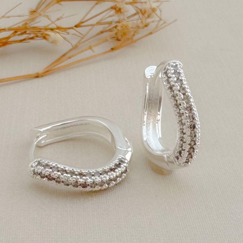 05.3065.1.S - (Tam.G) Argola circular em efeito ondulada de frente craveja da em três colunas